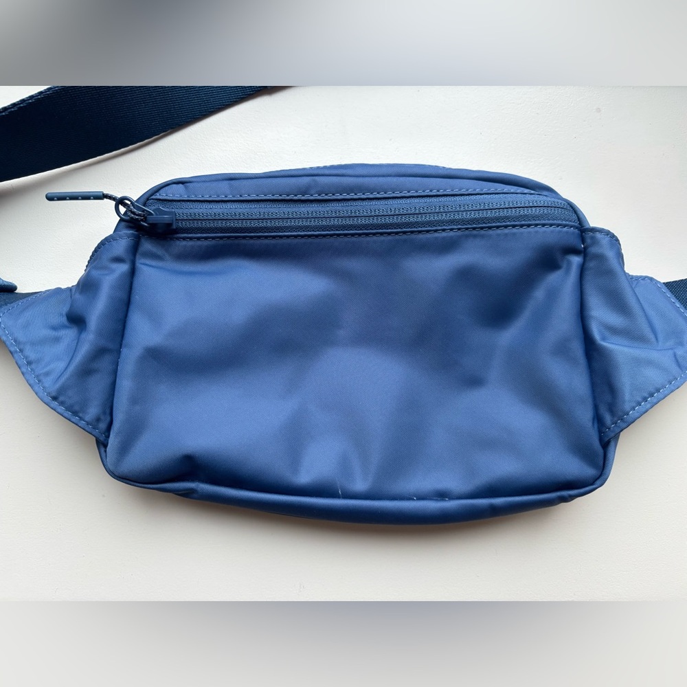 Lululemon Everywhere Belt Bag 2L - Picture 3 of 7